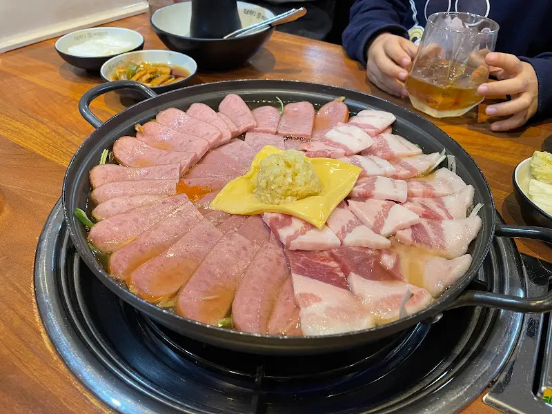 푸짐하게 담겨 있는 더하고 부대전골