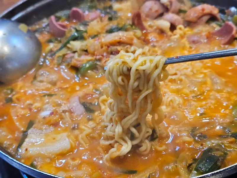 라면 사리를 건져 올리는 모습