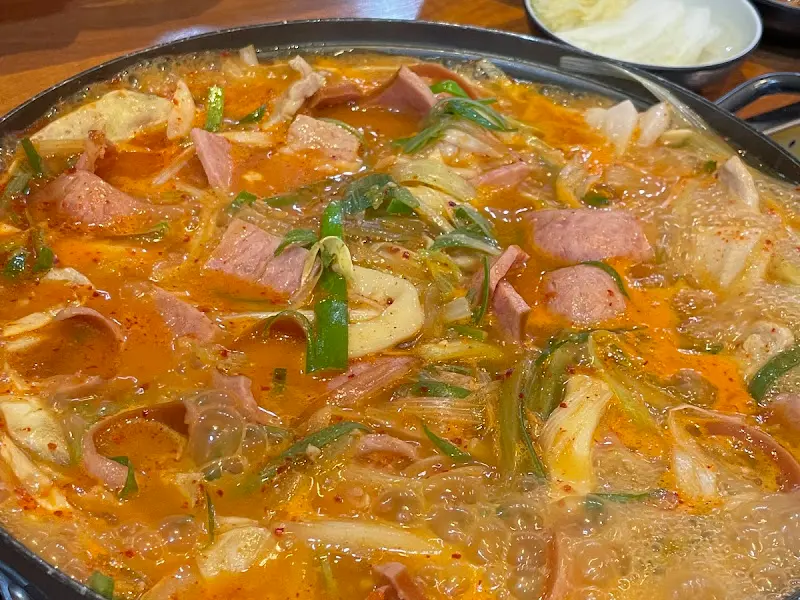 부대찌개의 푸짐한 내용물