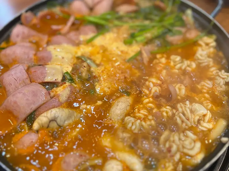 알이 가득한 부대찌개