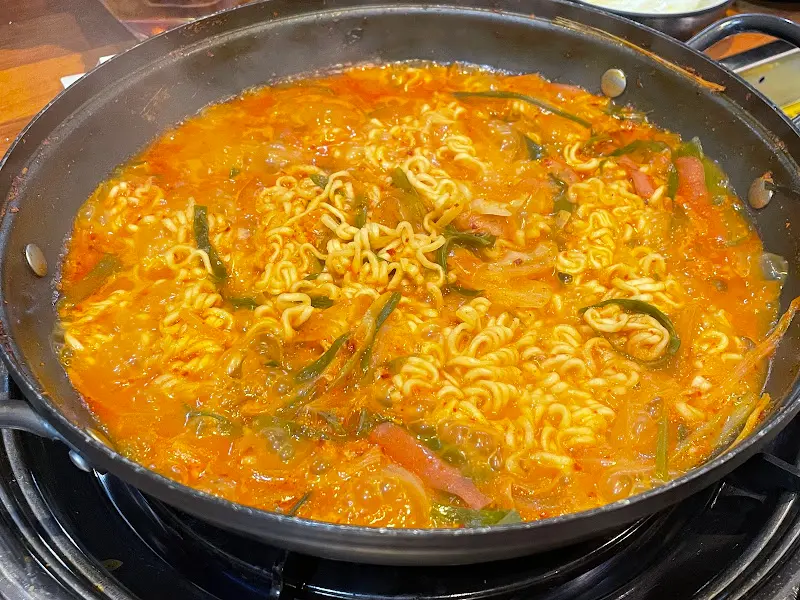 라면사리가 들어간 부대찌개