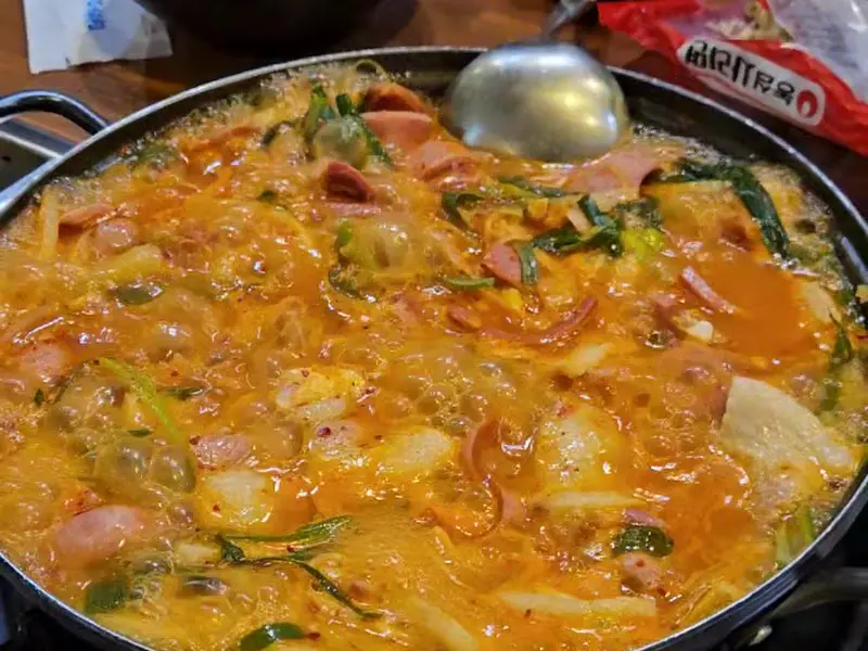 부대찌개 끓는 모습