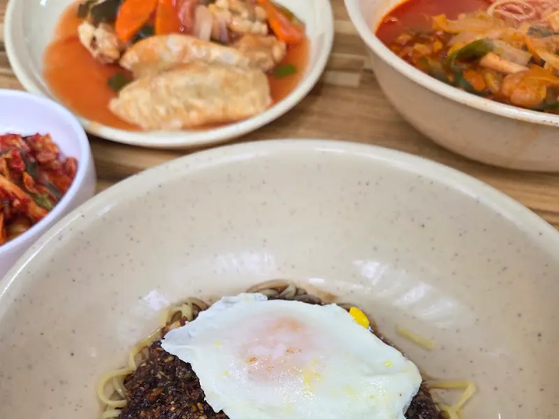 푸짐하게 차려진 한 상