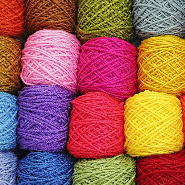 형형색색의 털실 뭉치들