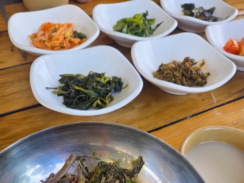 산마을 식당의 정갈한 밑반찬 클로즈업