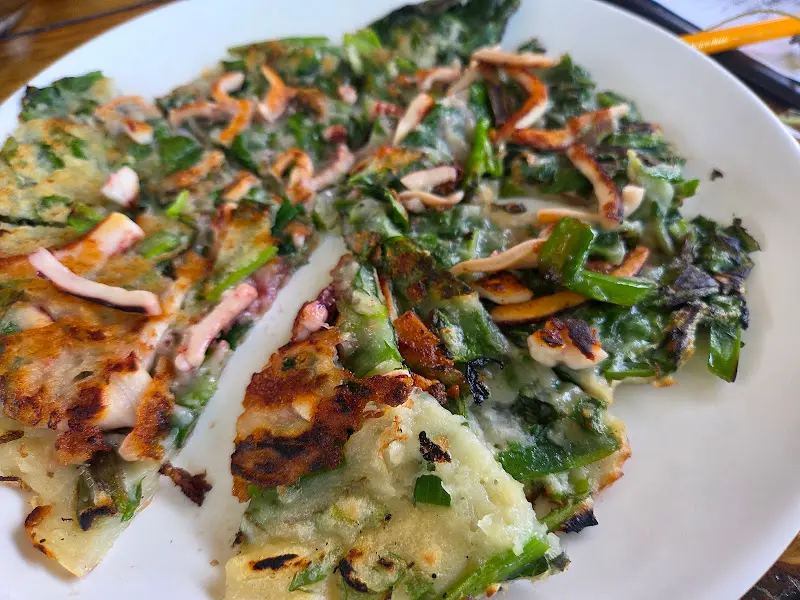 촉촉하게 구워진 산마을 식당의 오징어전