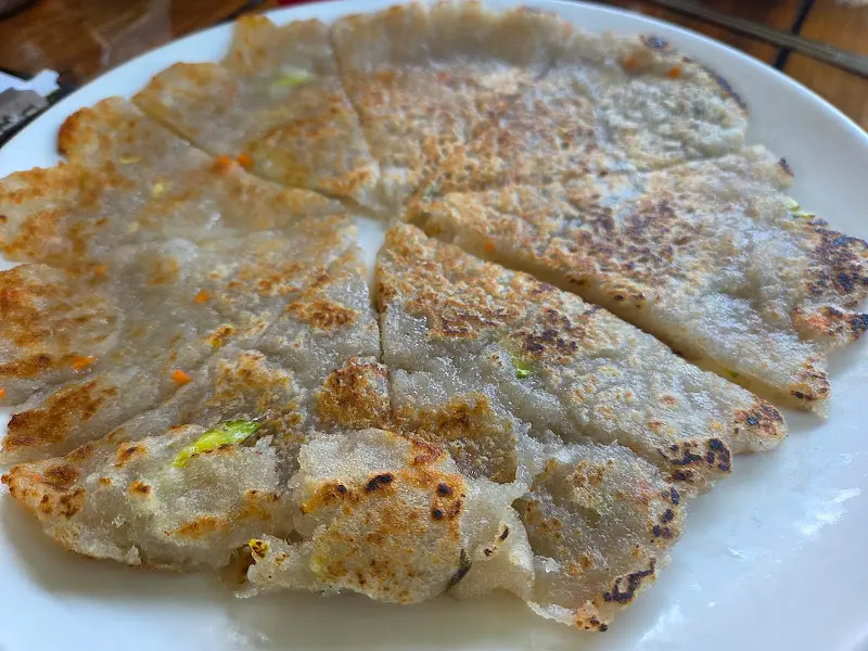 노릇노릇하게 구워진 산마을 식당의 감자전