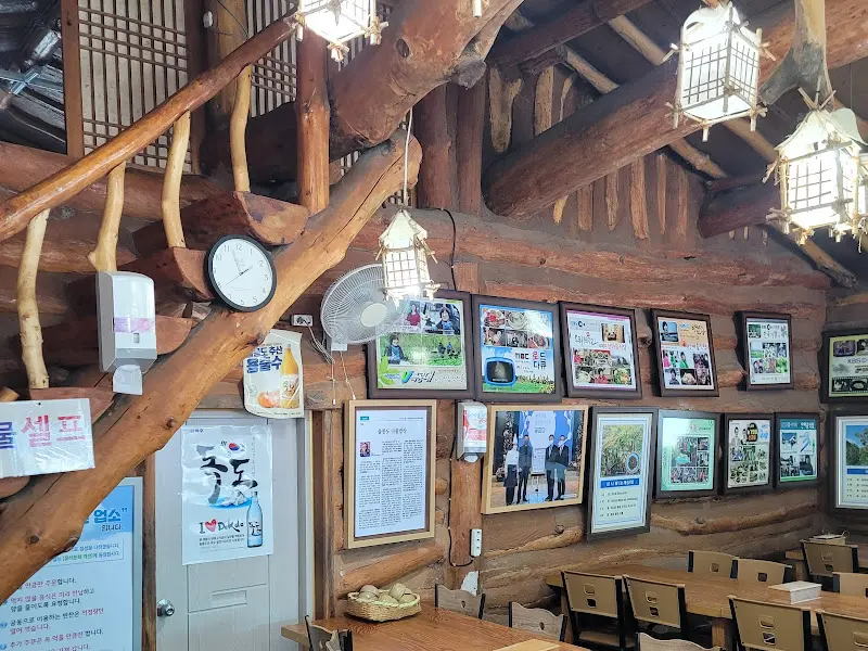 정겨운 분위기의 산마을 식당 내부