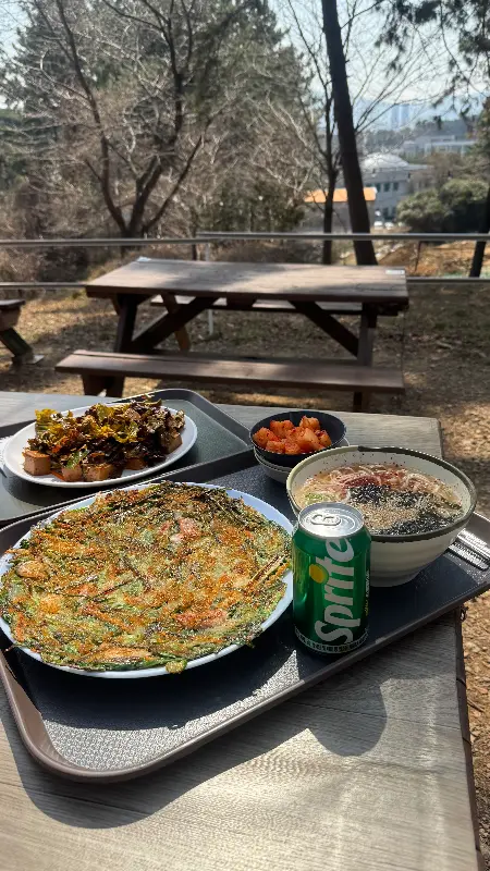 야외 테이블에서 즐기는 여유