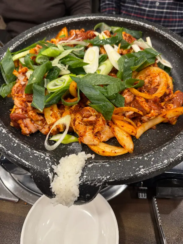 매콤한 양념이 인상적인 오리 주물럭