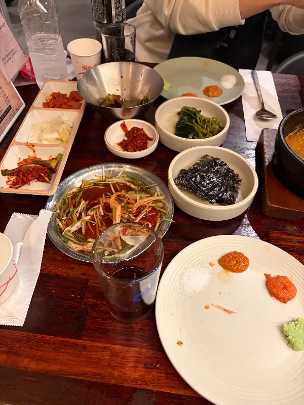 푸짐한 밑반찬과 볶음밥