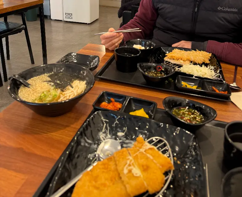 연돈가스 테이블 세팅