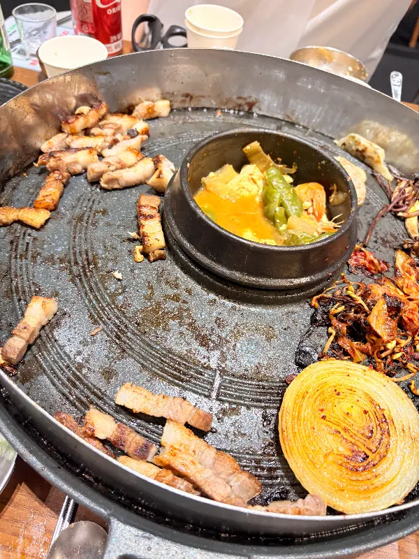 삼겹살 기름에 맛있게 구워진 김치의 모습