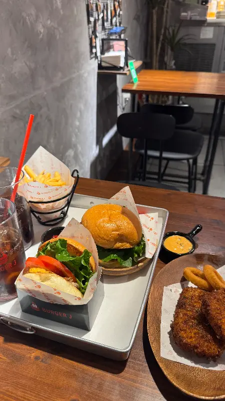 다양한 메뉴를 즐길 수 있는 버거제이의 테이블