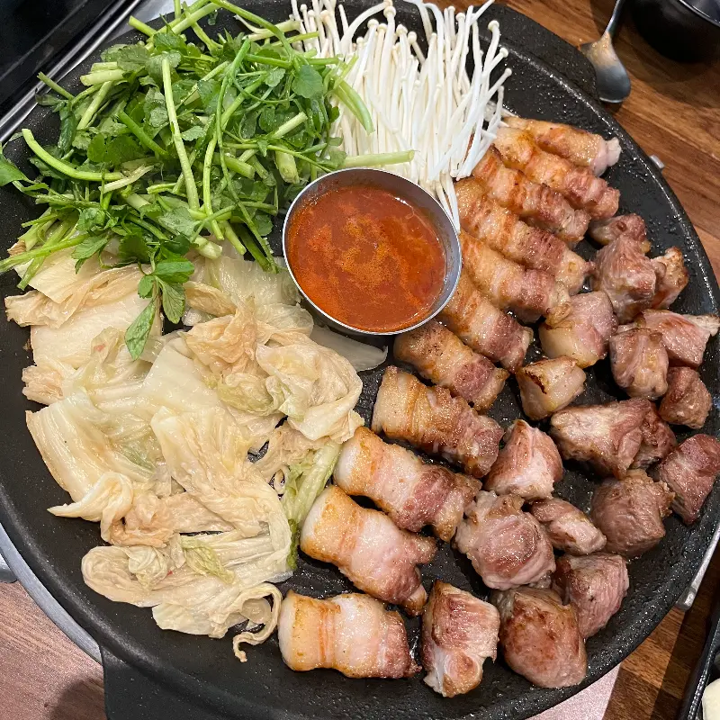 다양한 채소와 함께 구워져 나오는 오대지 식당의 삼겹살