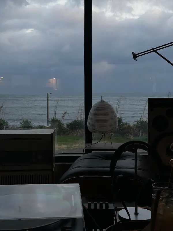 비 오는 날, 창밖을 바라보며 음악을 감상하는 모습