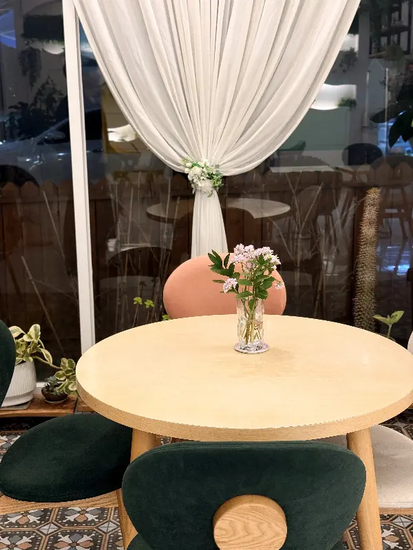 테이블 위의 꽃 장식