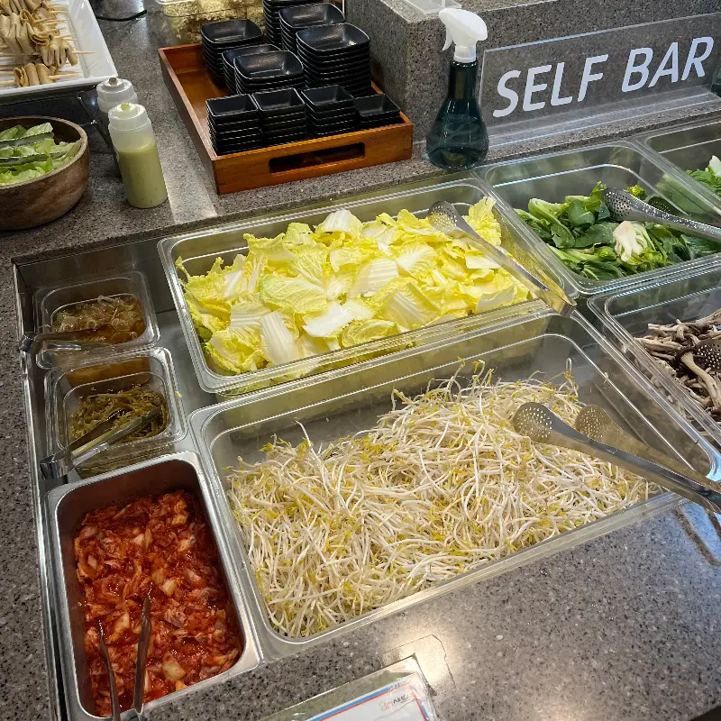 신선한 야채가 가득한 샐러드바