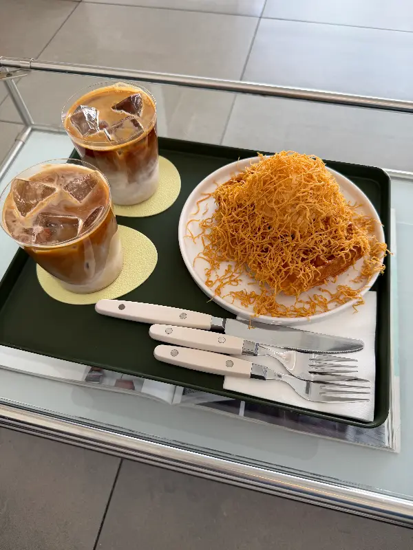 맛있는 디저트와 음료가 함께 나오는 모습