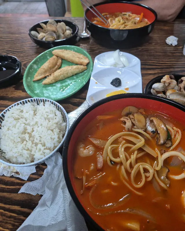 풍미각의 짬뽕과 군만두 한 상 차림