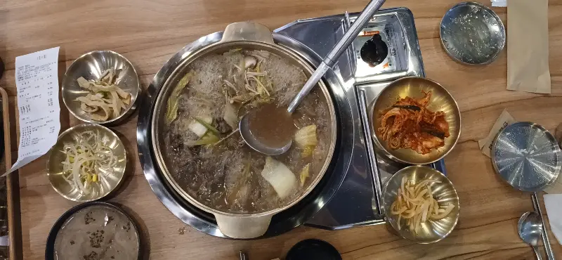 전골과 반찬 전체샷