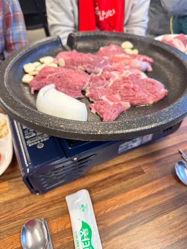 불판 위에서 익어가는 오리 소금구이