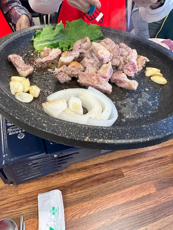 고수와 함께 쌈을 싸먹는 오리 소금구이