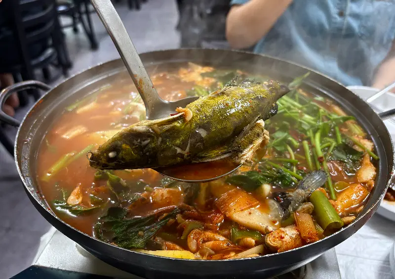 살이 가득한 쏘가리 매운탕