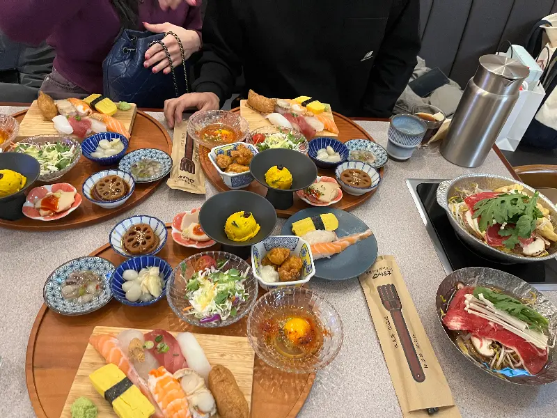 스시와 스키야키를 함께 즐기는 풍성한 만찬