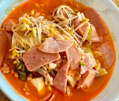 햄, 두부, 콩나물이 어우러진 부대찌개 한 그릇