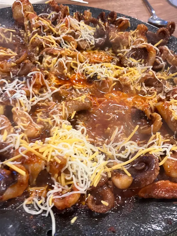 치즈가 듬뿍 뿌려진 쭈꾸미 철판 볶음