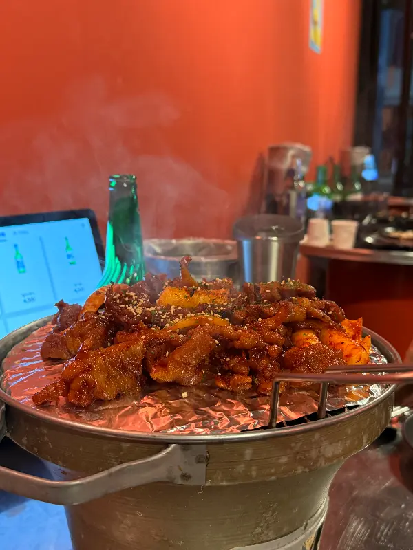 숯불 향이 은은하게 풍기는 직화 닭발