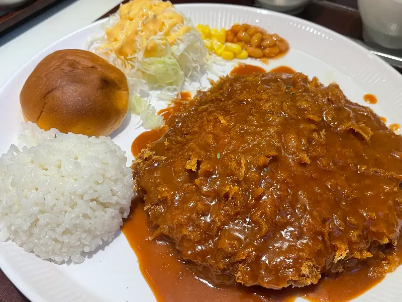 푸짐한 왕돈까스 정식