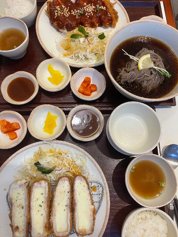 체다치즈돈까스와 냉모밀 정식 한 상 차림