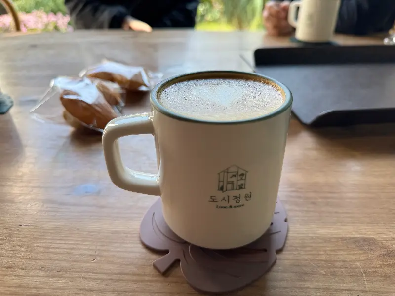 아기자기한 소품들이 놓여있는 모습