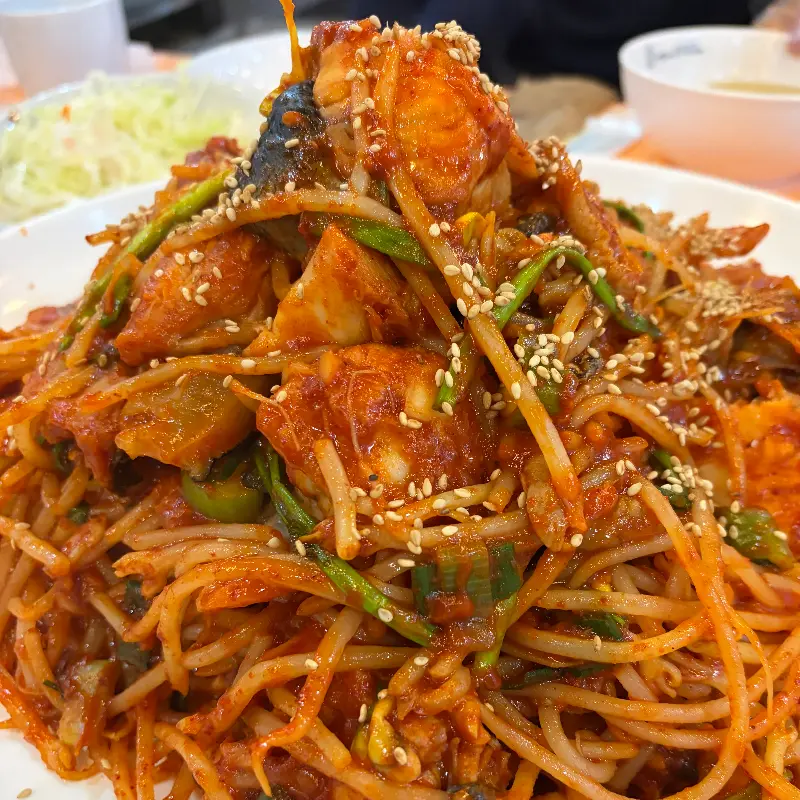 테이블 위에 놓인 아구찜