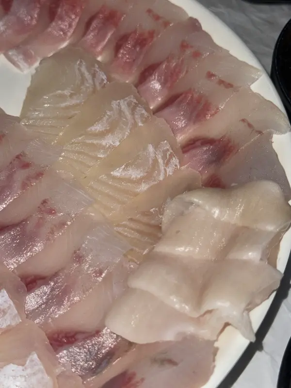 두툼하게 썰린 방어회