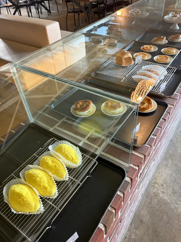 다양한 빵과 디저트가 진열된 쇼케이스