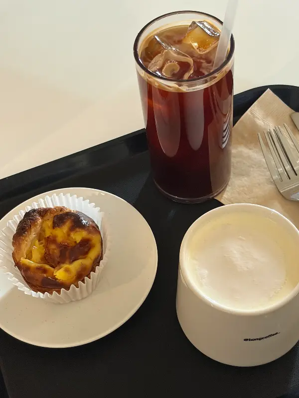 플랫화이트 디카페인과 바스크 치즈케이크