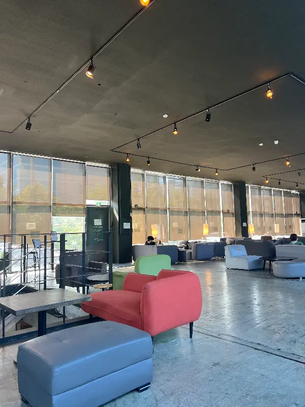 더노벰버 기흥점의 넓은 2층 공간