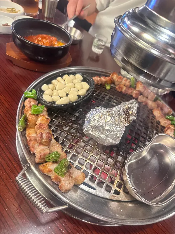 숯불 위에서 익어가는 가브리살과 마늘