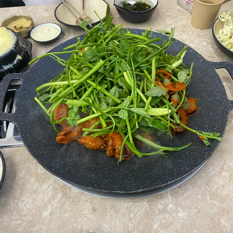 미나리가 듬뿍 올려진 쭈꾸미 볶음