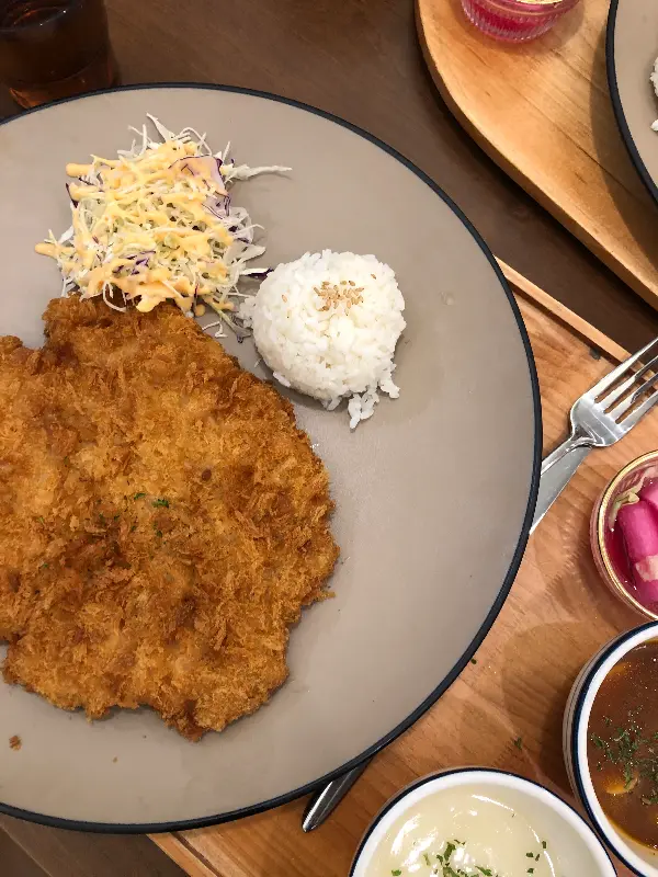 큼지막한 크기를 자랑하는 돈까스