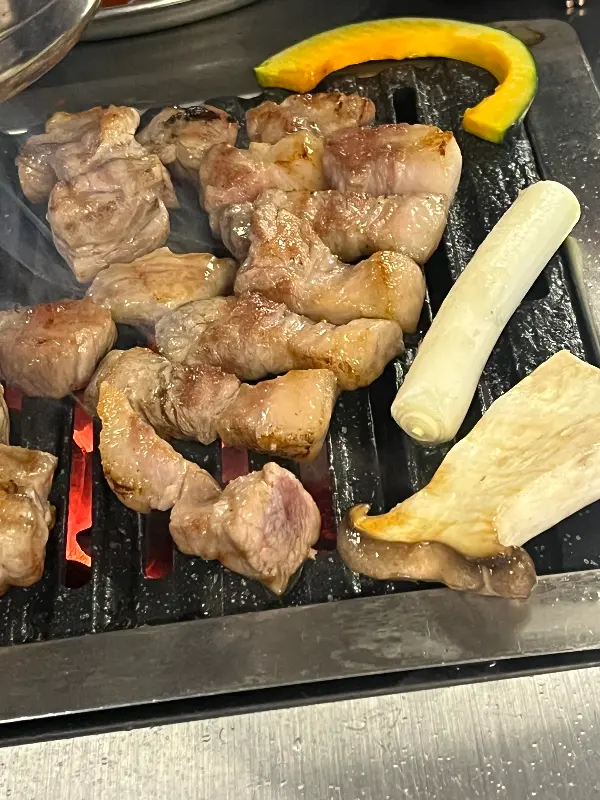 숯불에 구워지는 꽃목살