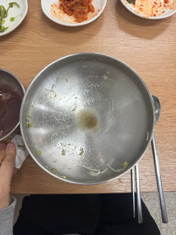 깨끗하게 비운 잔치국수 그릇