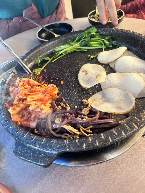 볶음밥을 볶는 모습