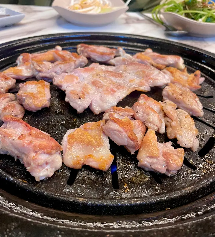 숯불 위에서 노릇하게 익어가는 닭갈비