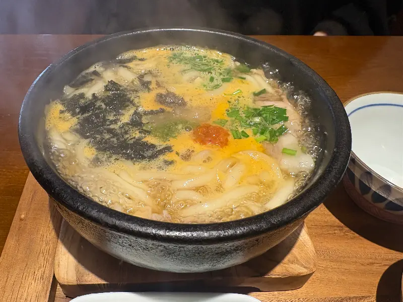 김 가루와 파가 듬뿍 올려진 우동 국밥