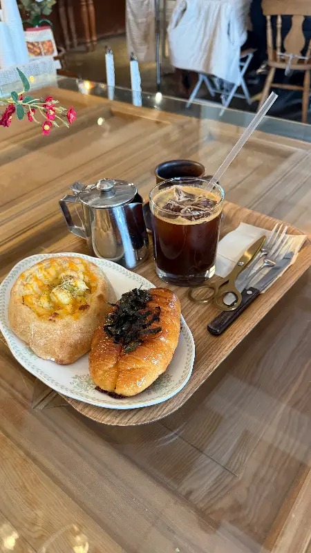 다양한 빵과 음료