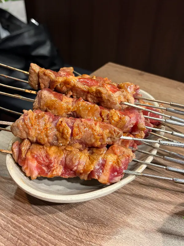 접시에 가지런히 담겨 나온 촉촉한 왕양꼬치의 모습